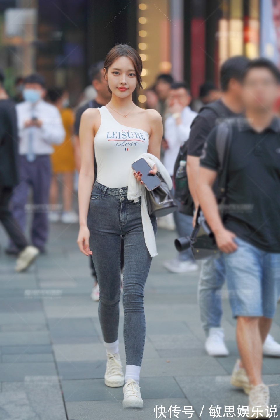 穿搭 个性的女生,单吊带衫配灰色牛仔裤,穿搭的时尚又抢镜