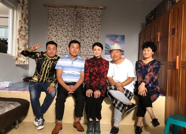 6park Com 长贵 王小宝携家人现身 小19岁妻子皮肤白嫩 13岁儿子也露面