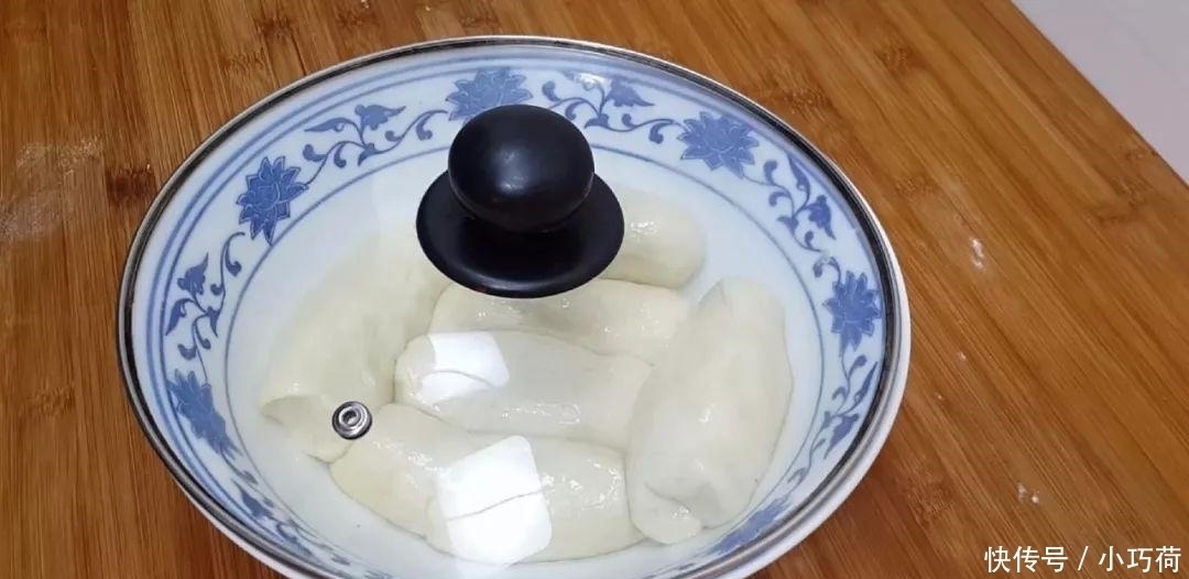 1斤韭菜, 2个鸡蛋, 不用一滴水, 比韭菜盒子都好吃, 放凉都不会硬