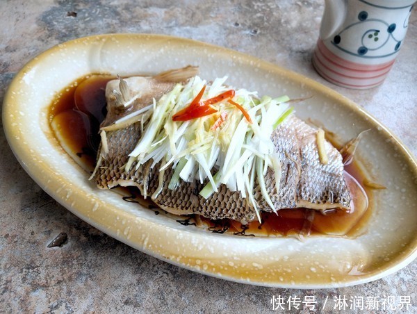 省事|鱼刺卡在喉咙里别再喝醋,教你一招,让鱼刺自己跑出来,省事