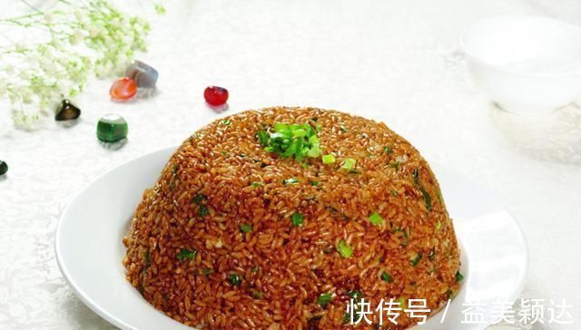 好吃|家里有剩米饭，别再做蛋炒饭，试试此做法，米饭粒粒分明，特好吃