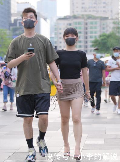 黑色修身t恤搭配卡其色皱纹短裙,个性十足,简单狂野