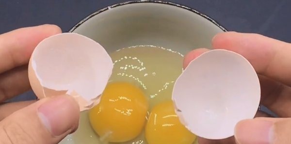 打鸡蛋时，第一步10个人有9个搞错，原来有个小窍门，方法太棒了