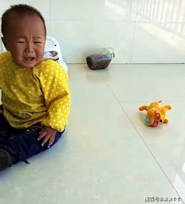 妈妈|妈妈好心给宝宝买了电动狗，孩子把玩具当怪物了，惊吓的可不轻
