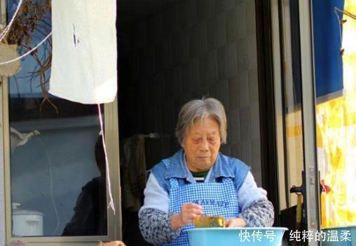  护肤|60岁大妈从不长老年斑，只因平时常做3件事，现在学还不晚