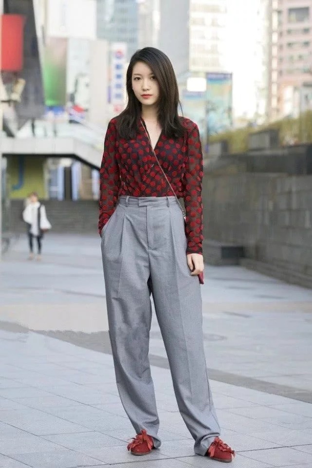 街拍:身材苗条的美女,白色的连衣裙清爽大方,尽显干净明朗的气质