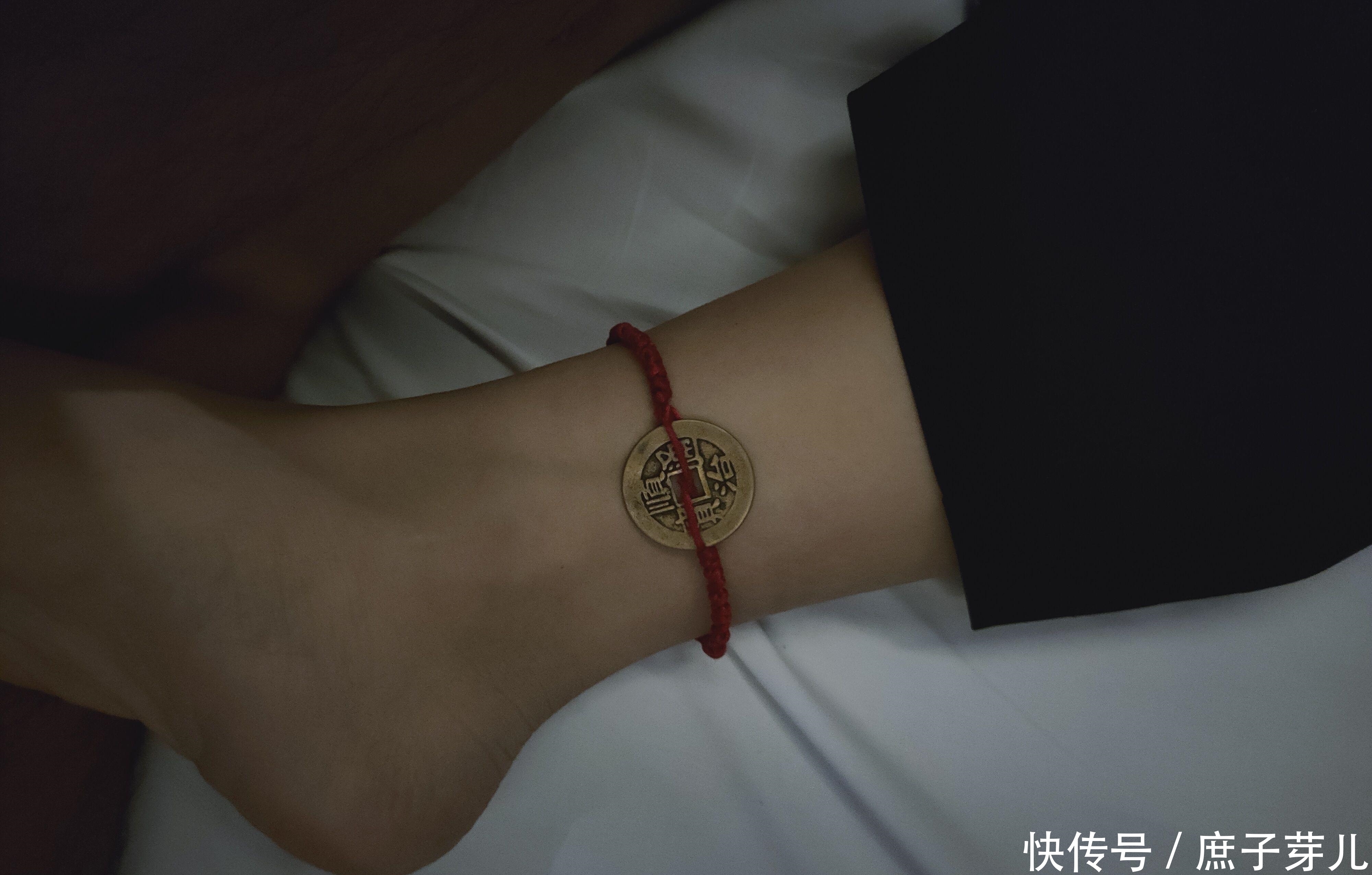 电梯|“不懂就问，女孩子的脚上戴这个是什么意思啊”单纯为了看吗