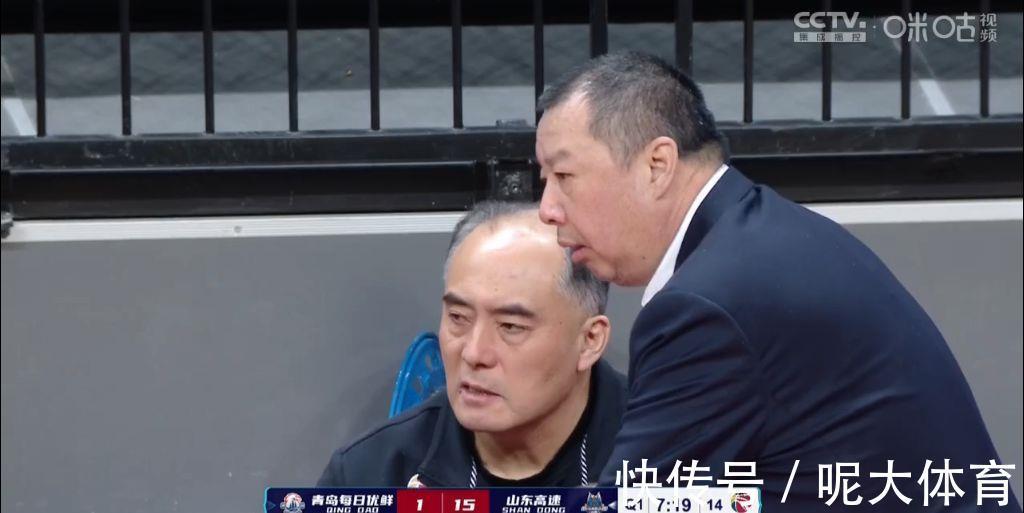 犯规|陶汉林半场砍下两双,哈德森吉伦沃特发威,山东男篮59-44青岛队