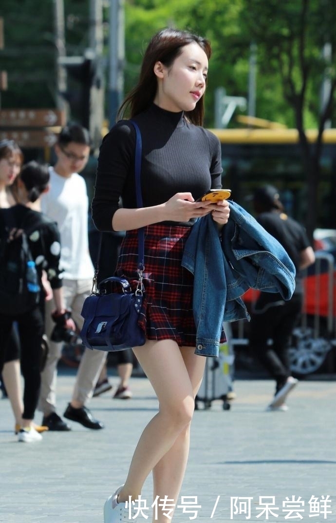 高跟鞋|街拍: 格子短裙美女, 温柔甜美气质可人!