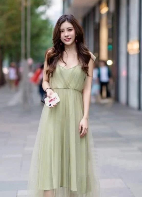 街拍:小姐姐清爽的时尚穿搭,笑容甜美可爱,魅力四射