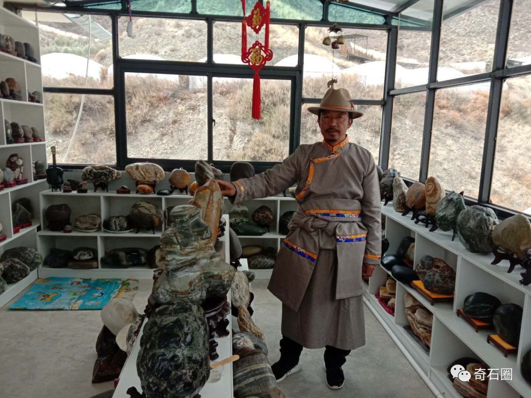 石头|金沙江边的康巴汉子捡了8年石头,摆满了一屋