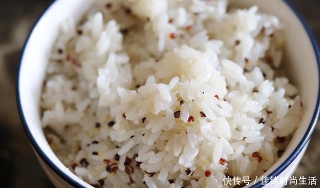 晒晒我家宝爸做的午餐,三菜一汤30分钟搞定,网友精致又美味