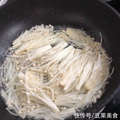  金针菇|这样做西红柿金针菇肥牛，隔壁小孩都馋哭了