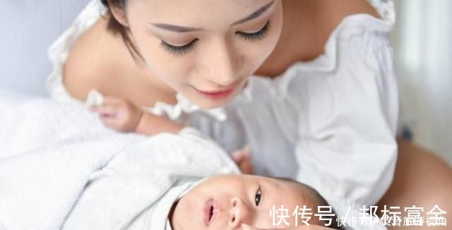 西一|宝宝睡觉不老实，妈妈以为“闹觉”不耐烦，殊不知宝宝发出“帮帮我”的信号！