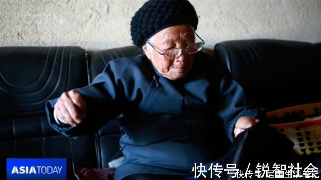 图源|98岁功夫奶奶红了,与外国小哥切磋武艺被狂赞:中国人都会功夫?