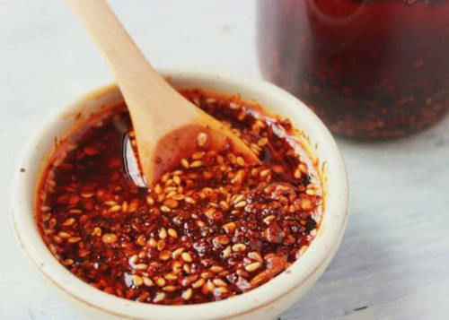  炸辣椒油时，先别急浇热油，多加此步，或许辣油鲜亮味道香！