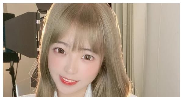 网红"郝一点"风格大变,萝莉小娇妻秒变红唇御姐风,网友:爱了