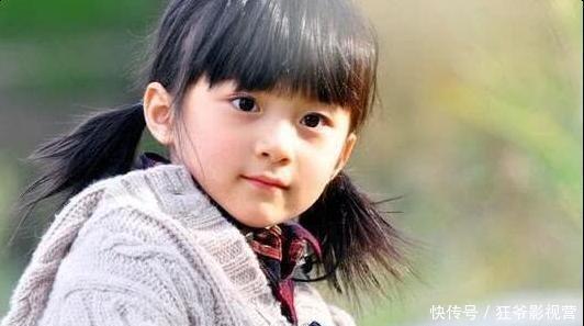 演技|爸爸闻自己袜子假装晕倒，女儿看后飙演技，网友：这是真熏晕了！