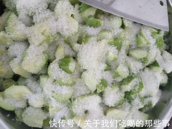 黄瓜|夏季黄瓜1块钱1斤,买上30斤冻起来,脆爽有嚼劲,凉拌炒肉都好吃