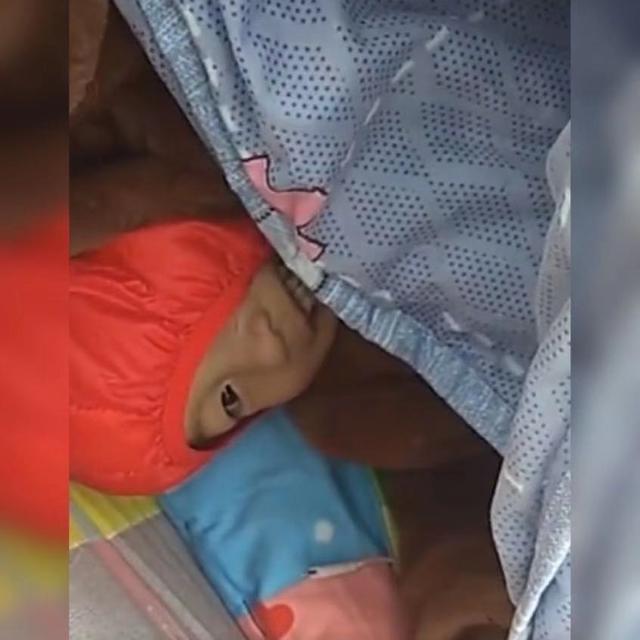 寒风|小男孩寒风中裹棉被陪妈妈卖糖葫芦惹人走红,网友:妈妈陪就幸福