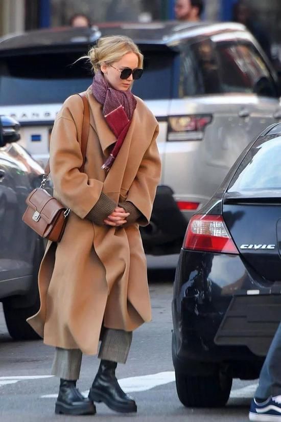 大衣搭配靴子 才能穿得精彩