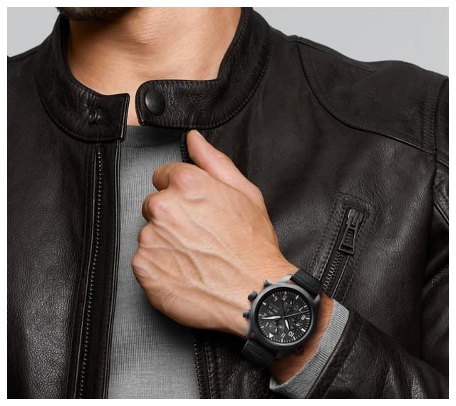 杰森·斯坦森在《人之怒》中炫耀自己的万国表飞行员双计时码表