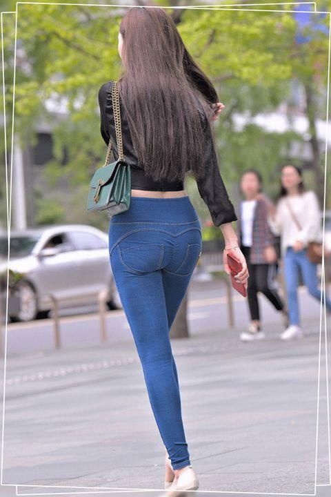 搭配|牛仔裤实用又显得休闲，搭配恰到好处，轻松穿出性感女人味