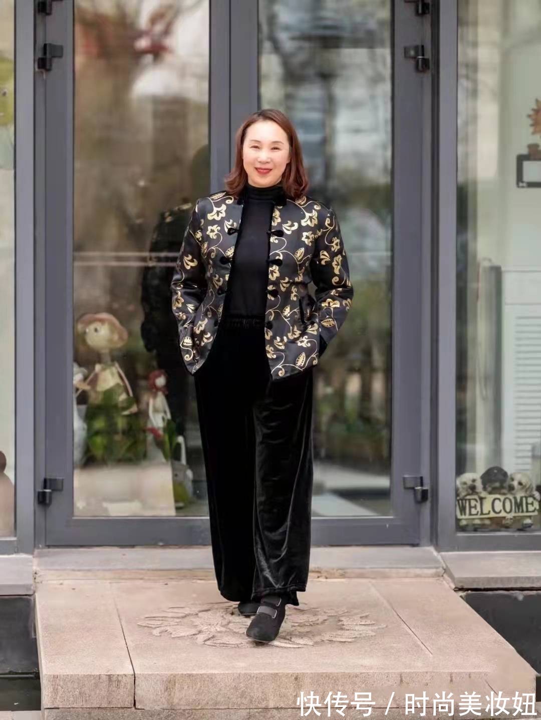 黑色 65岁的女人新年怎么穿?看看这位奶奶的搭配,优雅大气又高级
