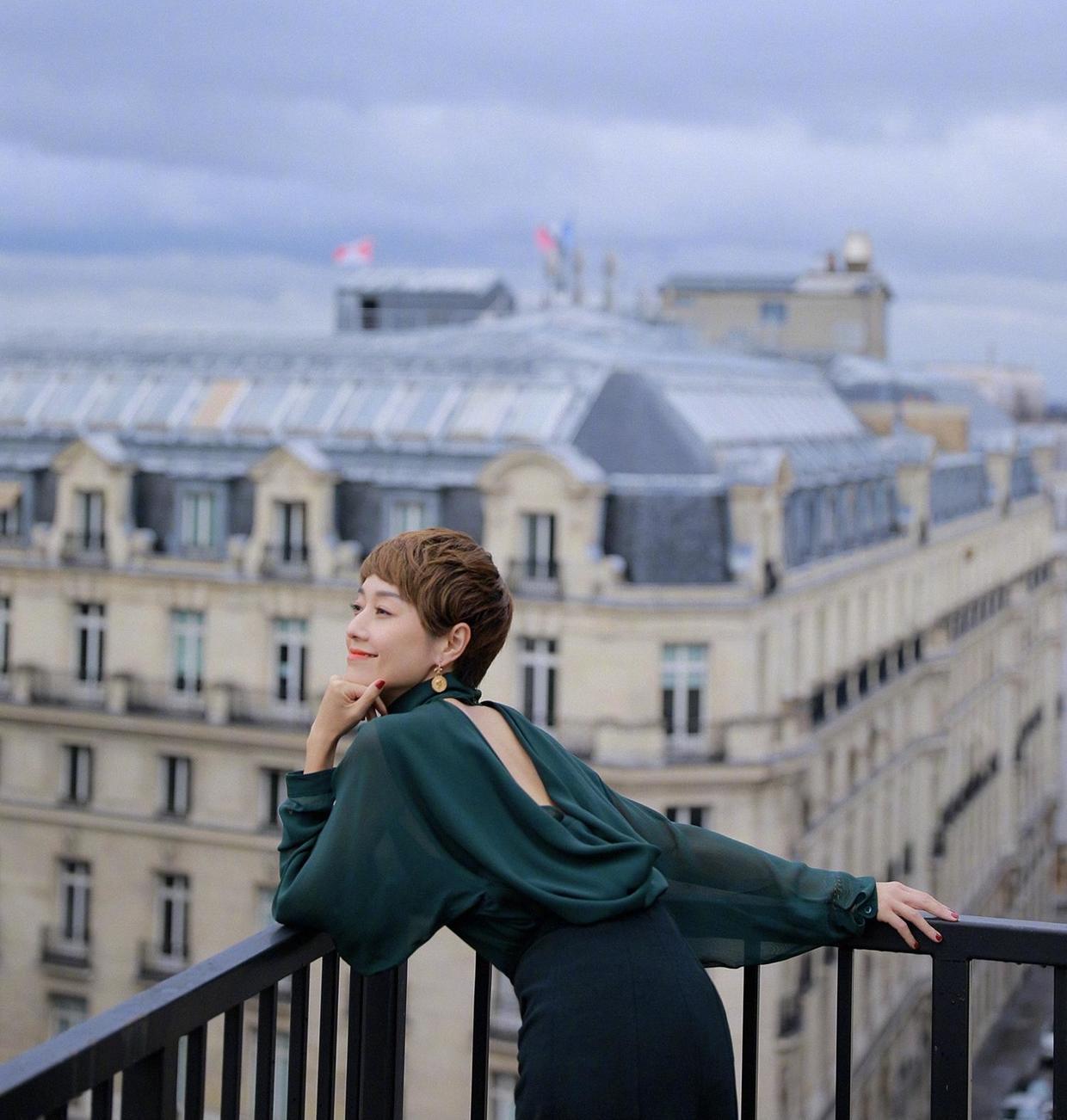 素颜|马伊琍够任性,素颜走机场,白色背心配破洞牛仔裤,依然高级时髦