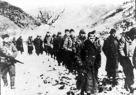 伪军|志愿军战士用一发子弹吓破敌胆，34名伪军成为俘虏，创造战场神话