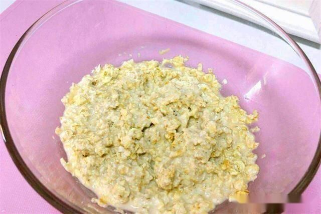 麦片不仅能冲泡,放入两个鸡蛋做成饼,早餐吃它健康又美味