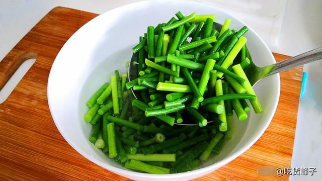 炒蒜苔时，直接下锅炒就废了，教你饭店的做法，香脆入味不变色