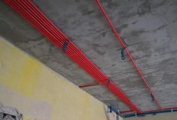 装修|水电走向到底是走顶还是走地?听完装修师傅的话,庆幸我家没走错