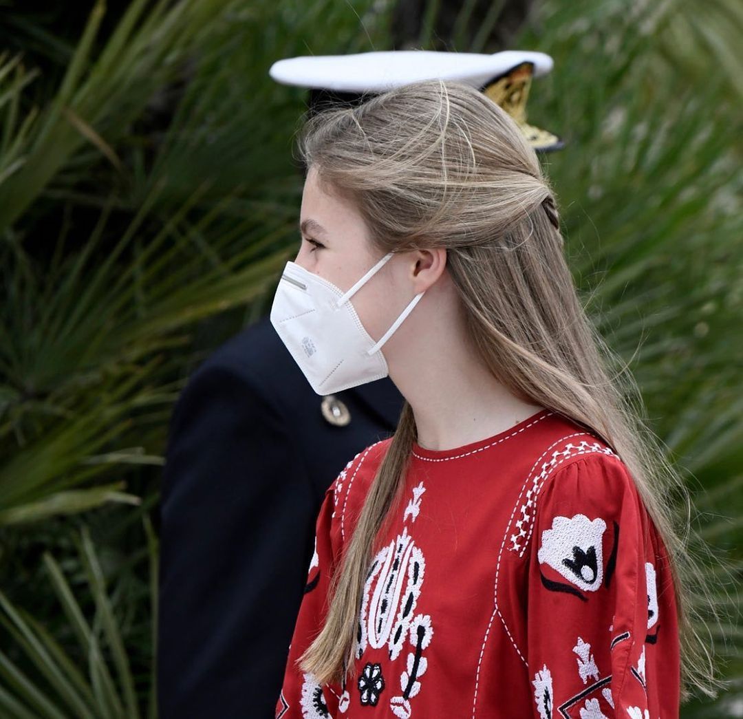 西班牙一家合体，小公主长胖萝卜腿上大块疤抢镜，穿红裙美过姐姐