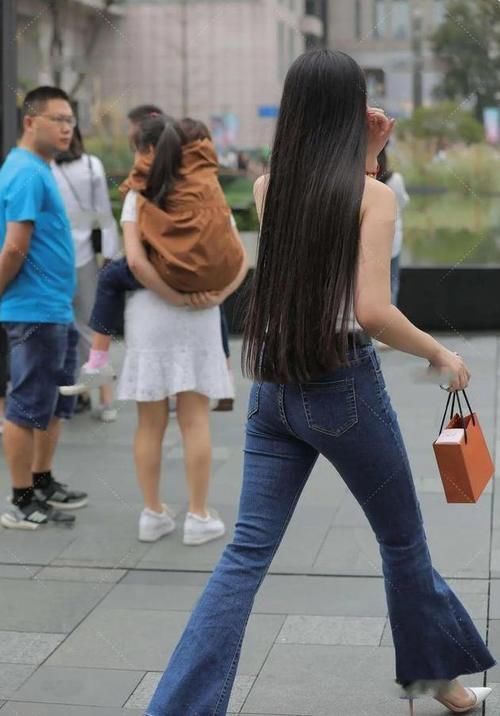 配饰|牛仔裤小小搭配一下,这样穿出来的身材更显瘦,束腰效果很明显