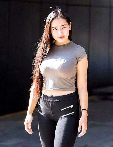 街拍性感紧身打底裤小姐姐,凸显女性完美的身材曲线