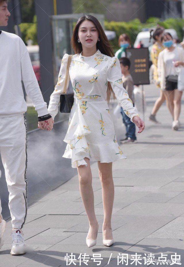 茉莉花图案连衣裙搭配高跟鞋，美丽大方，自信满满