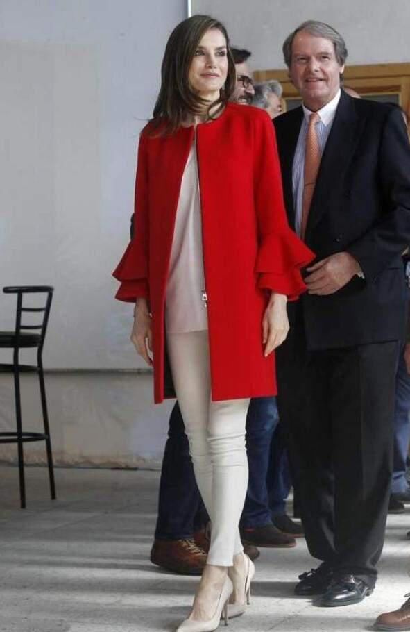  出门|西班牙王后“踩针”出门，穿一身“中国红”高级优雅，气质没得说