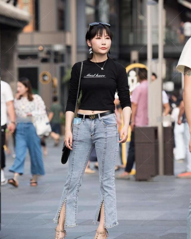 浅灰牛仔喇叭裤，经典百搭，展现不一样的美