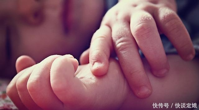 宝爸|3岁女儿睡觉妈妈一旁追剧,看够了帅哥,转头女儿已经没有了气息