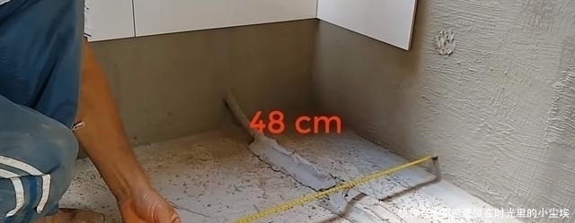 瓦工|瓦工给橱柜加了一层底座,完工后太实用,邻居看了都想重做