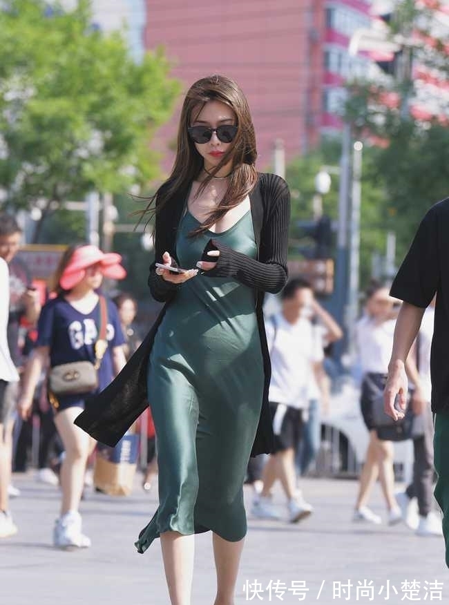 姑娘|丝绸裙姑娘看似平淡无奇，不仔细观察难以发现“亮点”！