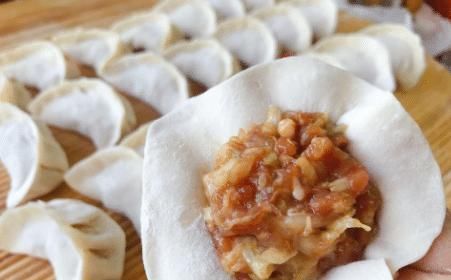 搅拌均匀|白菜馅饺子，给白菜焯水大错特错！学会这种做法，饺子鲜嫩十足！
