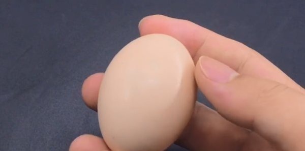 打鸡蛋时,第一步10个人有9个搞错,原来有个小窍门,方法太棒了