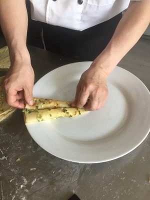 味道|卖了十几年鸡蛋饼的爷爷,做的饼又香又嫩,特好吃,味道堪称一绝