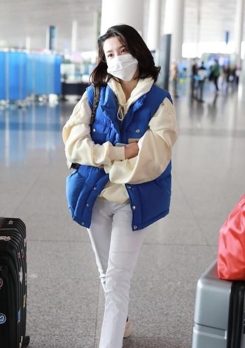 羽绒|明星穿搭，白色卫衣配羽绒马甲保暖低调，甜美可爱