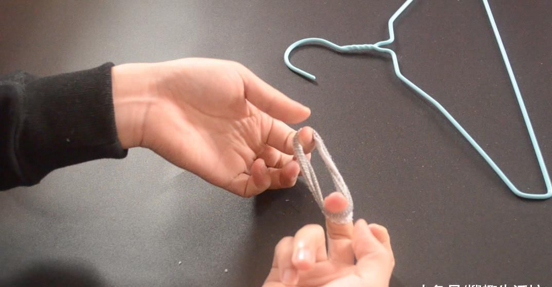 衣架|袜子剪一剪套在衣架上太实用了, 解决了很多家庭的困扰, 赶紧试试