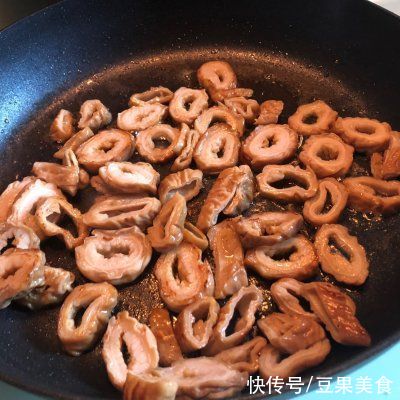 5分钟就能做好的干锅肥肠,简单又好吃