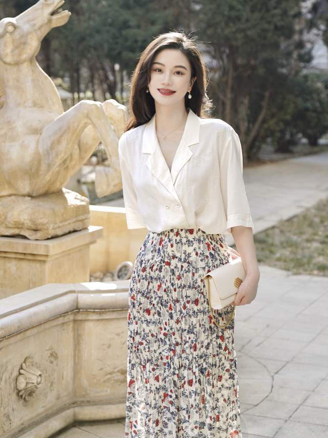 搭配|碎花裙在秋天没过时,依然很好看,搭配一件外套温柔优雅又有气质