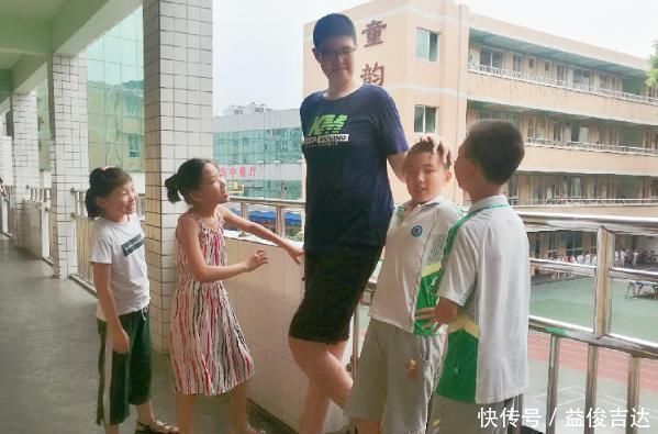 任柯宇|14岁少年身高221米,挑战吉尼斯世界纪录,网友上面空气新鲜吗